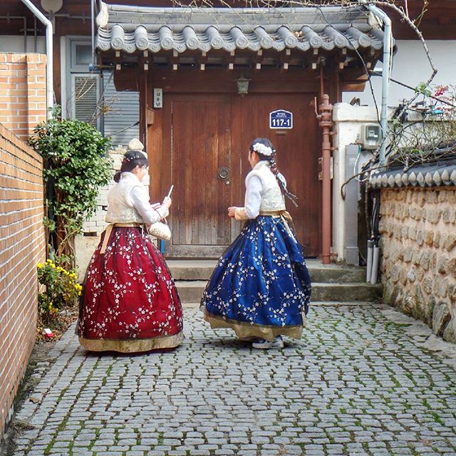 Can't believe that 2016 is almost over! It's already NYE here 🎉 last week, we spent Christmas Day in Jeonju eating loads of food on sticks and taking sneaky pictures of people braving the cold in their hanboks. How cute do these 2 wee pals look! 👭 Can't believe that 2016 is almost over! It's already NYE here 🎉 last week, we spent Christmas Day in Jeonju eating loads of food on sticks and taking sneaky pictures of people braving the cold in their hanboks. How cute do these 2 wee pals look! 👭
