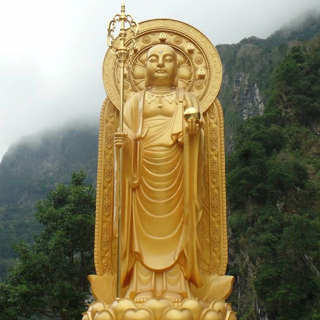 Our trip to Taroko Gorge National Park didn't go exactly as planned (bit of an understatement) but at least there was a giant gold Buddha to end the day with! 💛 Our trip to Taroko Gorge National Park didn't go exactly as planned (bit of an understatement) but at least there was a giant gold Buddha to end the day with! 💛