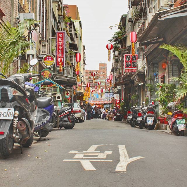 In Taipei, every backstreet and alley is a bit different and has its own little charm. I wanted to take pictures of all of them. 😍 In Taipei, every backstreet and alley is a bit different and has its own little charm. I wanted to take pictures of all of them. 😍