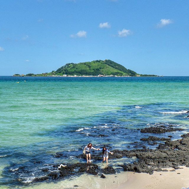 While Jeju Island is one of Korea's biggest tourist destinations, the East Coast is relatively unventured. This is Hyeopjae Beach, one of the best beaches on the whole island! 💙🌞
.
What's your favourite unknown beach?