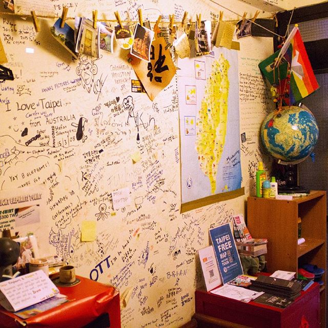 What's your favourite thing about staying in hostels? Mine is definitely meeting new people from around the world and learning a bit more about their culture. 🌍📖
.
.
.
P.s my review of Eight Elephants and Dreaming Dragons Hostel in Taipei is now up on my blog. (Link in bio) If you're looking for a cute, cosy spot in a young, trendy neighbourhood, definitely check it out! 😊