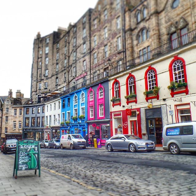 Victoria Street on the Grassmarket is one of the most colourful and pretty streets in Edinburgh. Hands up who's been!🙌💕